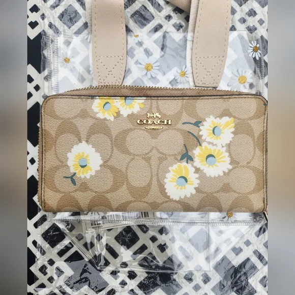 Coach Signature Daisy Wallet Bundle EUC - Picture 4 of 11